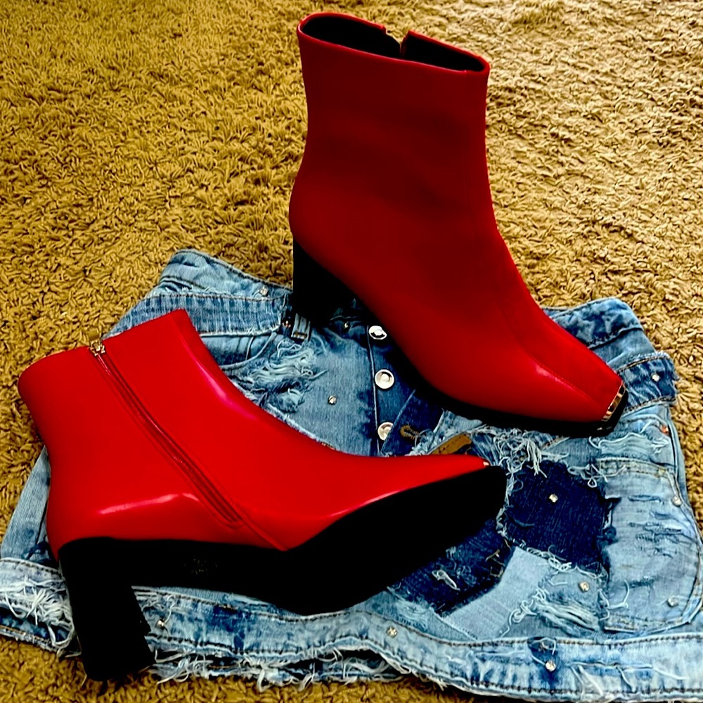 👠♥️ 🍷 SMOKIN hot red booties.